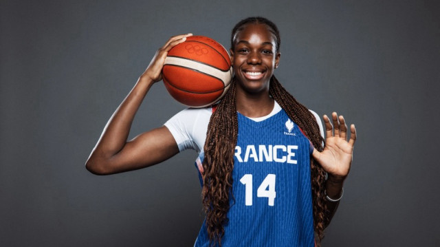 Dominique Malonga, pivot pozisyonunda oynuyor.
