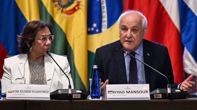 L'ambassadeur palestinien auprès des Nations Unies, Riyad Mansour (à droite), s'exprime aux côtés de la ministre colombienne des Affaires étrangères, Rosa Yolanda Villavicencio, lors de la conférence d'urgence du Groupe de La Haye au palais San Carlos à Bogota, le 15 juillet 2025.