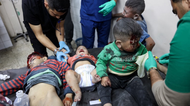 Des enfants palestiniens blessés et un bébé reçoivent un traitement médical à l'hôpital Ahli Arab (Maamadani), après qu'une frappe israélienne a touché une école dans le quartier d'al-Tuffah dans la ville de Gaza le 3 avril 2025.