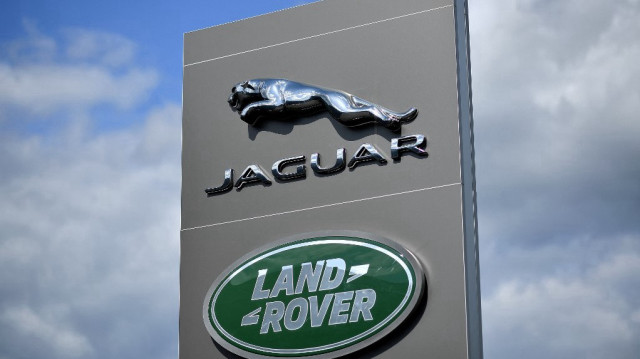 Le constructeur de luxe, propriété de Tata Motors, réduit ses effectifs d'encadrement alors que les ventes aux États-Unis chutent sous l'effet des droits de douane.