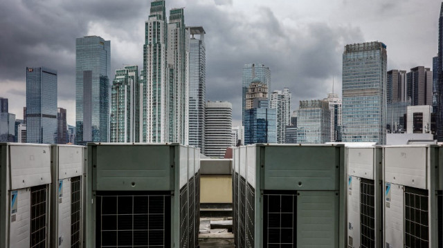 La pollution atmosphérique atteint des niveaux critiques dans la capitale indonésienne, touchant des millions d'habitants et alourdissant le bilan sanitaire, selon les autorités.