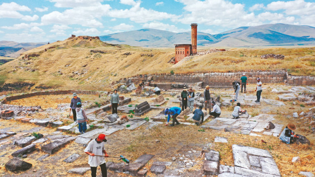 Sanat tarihçileri, arkeologlar, mimarlar ve restoratör mimarların da aralarında bulunduğu 130 kişilik ekiple yürütülen çalışmalarda, toprak altındaki tarihi yapı ve eserlerin gün yüzüne çıkarılması amaçlanıyor.