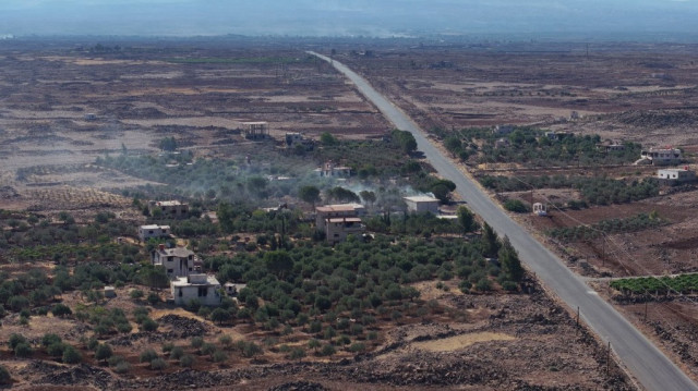 Une photo aérienne montre des volutes de fumée dans le village druze d'al-Dur, dans le gouvernorat de Soueïda, dans le sud de la Syrie, le 17 juillet 2025,