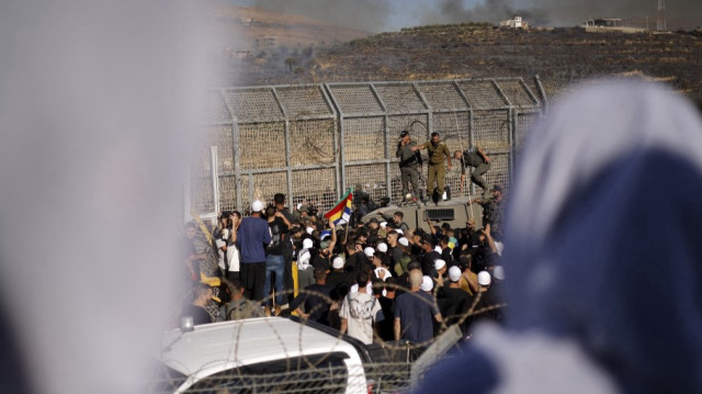 Des membres de la communauté druze tentent d'entrer en Syrie par la zone tampon entre la Syrie et le plateau du Golan annexé par Israël, près de Majdal Shams, le 16 juillet 2025.