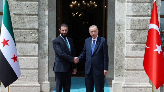 Cette photo prise et diffusée par le service de presse présidentiel turc à Istanbul, Turquie, le 24 mai 2025, montre le président turc Recep Tayyip Erdogan (à droite) et le jihadiste syrien devenu président provisoire Ahmed al-Sharaa (à gauche) se serrant la main lors de leur rencontre.