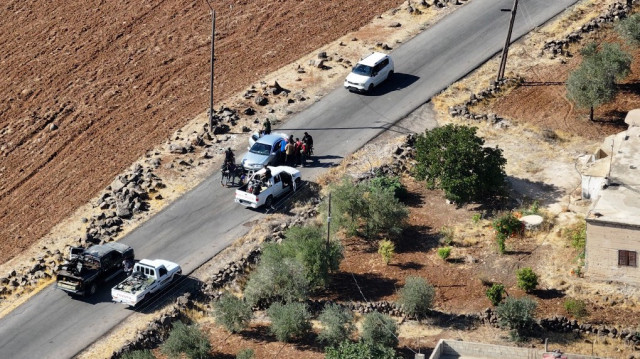 Une photo aérienne montre des hommes armés druzes déployés dans le village d'al-Dur, dans le gouvernorat de Soueïda, en Syrie, le 17 juillet 2025.