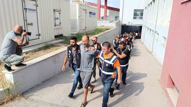 Adana Emniyet Müdürlüğü Narkotik Suçlarla Mücadele Şube Müdürlüğü ekipleri, ‘torbacı' diye tabir edilen uyuşturucu satıcılarına yönelik operasyonun düğmesine bastı.