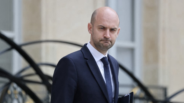 Le ministre français de l'Europe et des Affaires étrangères, Jean-Noël Barrot, quitte le palais présidentiel de l'Élysée à Paris après la réunion hebdomadaire du Conseil des ministres, le 16 juillet 2025.