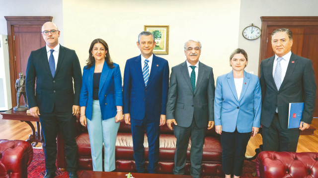 DEM Parti, CHP'yi ziyaret etti.