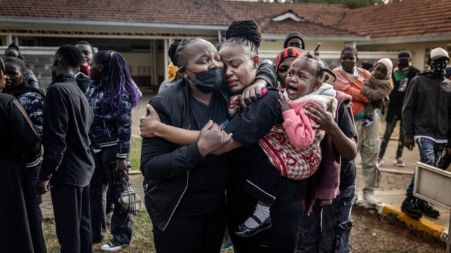 Un membre de la famille de Boniface Kariuki, un vendeur ambulant décédé des suites de blessures par balle quelques jours après avoir été abattu par la police kenyane lors de manifestations nationales contre les pratiques policières et les politiques gouvernementales, est soutenu par un militant alors qu'il réagit avec émotion en voyant son corps avant les funérailles à la morgue de Nairobi, le 11 juillet 2025.