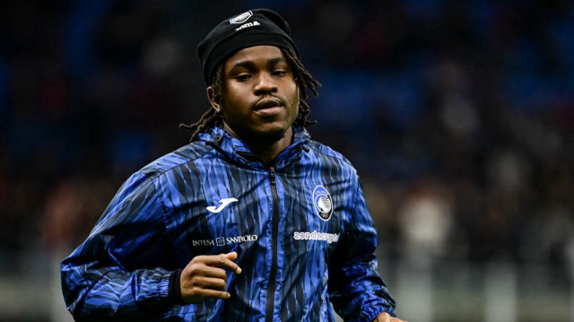L'attaquant nigérian de l'Atalanta, Ademola Lookman, s'échauffe avant le match de Serie A italienne entre l'AC Milan et l'Atalanta Bergame, au stade San Siro de Milan, le 20 avril 2025.
