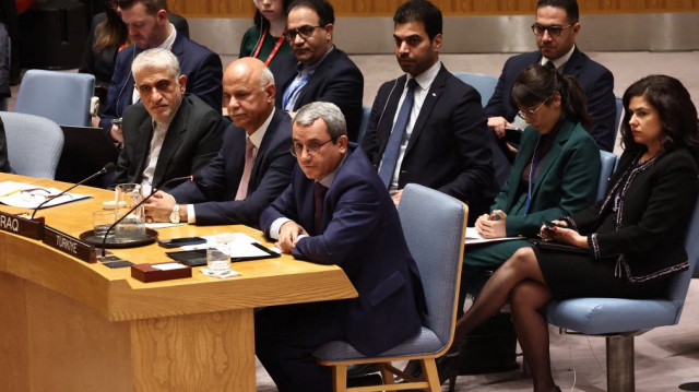 Ahmet Yildiz, représentant permanent de la Turquie auprès des Nations Unies, (C) s'exprime lors d'une réunion du Conseil de sécurité des Nations Unies sur la situation au Moyen-Orient au siège des Nations Unies, le 17 décembre 2024 à New York.