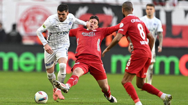 Trendyol Süper Lig'in 25. haftasında Onvo Antalyaspor ile Kasımpaşa takımları Corendon Airlines Park Antalya Stadı'nda karşılaştı. Bir pozisyonda Antalyaspor'dan Gaich (9) Safuri (8), rakipleri Gökhan Gül (6) ile mücadele etti.
