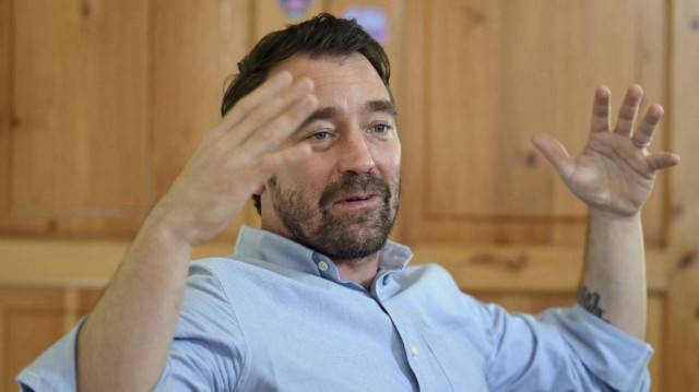 Le directeur exécutif de l'ONG Cristosal, Noah Bullock, fait un geste lors d'un entretien avec l'AFP à Guatemala City le 17 juillet 2025.