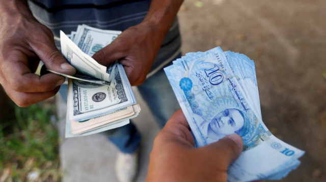 Porté par la reprise du tourisme et les transferts des Tunisiens de l’étranger, le dinar tunisien a atteint son niveau le plus élevé face au dollar depuis février 2022.