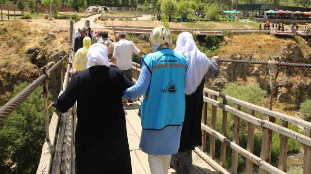 Van Büyükşehir Belediyesi'nin, bireylerin sosyal bağlarını güçlendirmek ve şehirle daha fazla bütünleşmelerini sağlamak amacıyla kültürel ve sosyal etkinliklerine devam edeceği belirtildi.