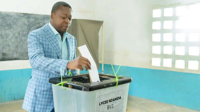 Le Président Faure Gnassingbé accomplit son devoir civique au bureau de vote n°1 du Lycée Maman N’danida, au Togo, le 17 juillet 2025.