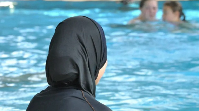 La justice suspend l'arrêté d'interdiction du burkini de la mairie de Mandelieu-la-Napoule.