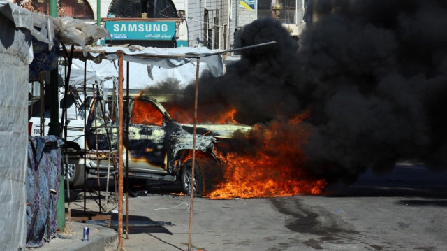 Un véhicule brûle dans une rue après le retrait des forces gouvernementales syriennes du gouvernorat de Soueïda, dans le sud du pays, le 17 juillet 2025.