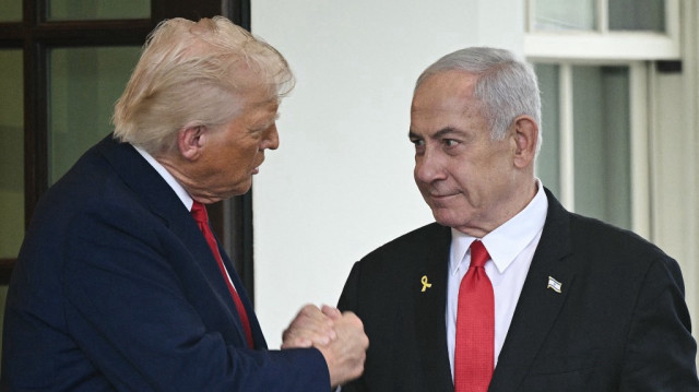 Le président américain Donald Trump serre la main du Premier ministre israélien Benjamin Netanyahu alors que ce dernier quitte la Maison Blanche à Washington, DC, le 7 avril 2025.