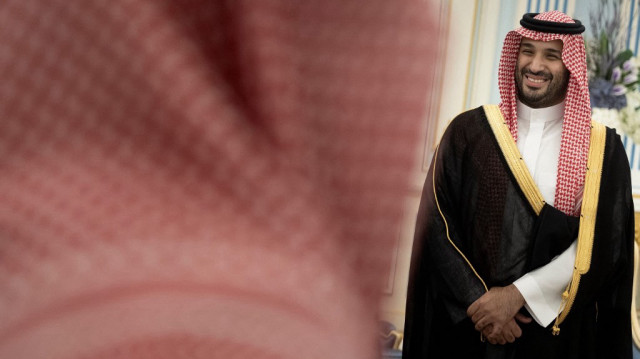 Le prince héritier saoudien Mohammed Bin Salman et le président américain saluent les membres de la délégation à la cour royale de Riyad, le 13 mai 2025.