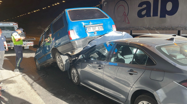 Kaza nedeniyle trafik bir süre tek şeritten kontrollü olarak sağlandı.