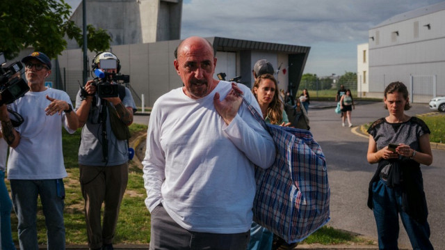 Le ressortissant français Serge Atlaoui quitte la prison de Meaux-Chauconin en liberté conditionnelle, après avoir passé près de deux décennies dans le couloir de la mort en Indonésie pour trafic de drogue, à Meaux, à l'est de Paris, le 18 juillet 2025.
