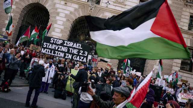 Des personnes participent à une manifestation devant le ministère des Affaires étrangères, dans le centre de Londres, le 9 juin 2025, pour exiger que le gouvernement britannique protège l'équipage du bateau Madleen, qui fait partie de la "Flottille de la liberté pour Gaza".