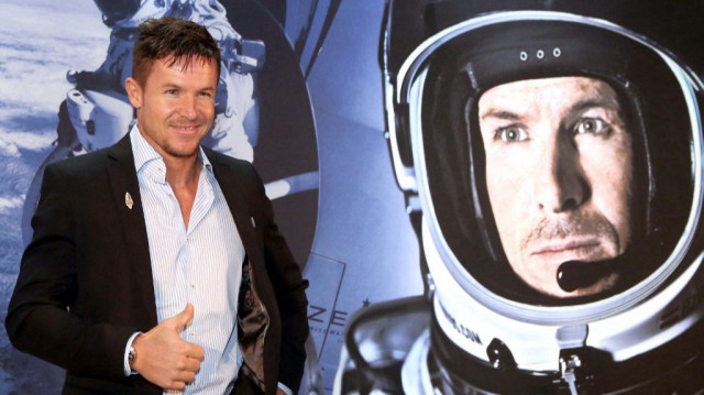 Le parachutiste et base jumper autrichien Felix Baumgartner pose pour une photo lors d'une conférence à Koweït City, le 11 décembre 2013.