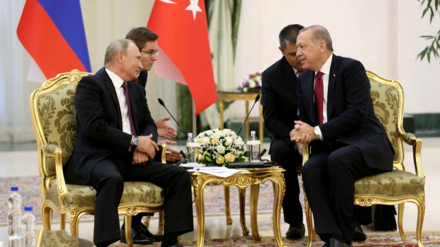 Le président turc Recep Tayyip Erdogan (à droite) s’entretenant avec le président russe Vladimir Poutine (à gauche) à Téhéran, le 7 septembre 2018.