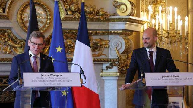 Le ministre allemand des Affaires étrangères Johann Wadephul (à gauche) et le ministre français de l'Europe et des Affaires étrangères Jean-Noël Barrot s'adressent à la presse lors d'une conférence commune après une réunion entre les ministres français et allemand des Affaires étrangères au Quai d'Orsay, ministère français de l'Europe et des Affaires étrangères, à Paris, le 18 juillet 2025.
