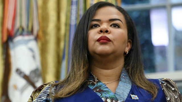 La ministre des Affaires étrangères de la République démocratique du Congo, Thérèse Kayikwamba Wagner, assiste à une réunion avec le président américain Donald Trump et le ministre des Affaires étrangères du Rwanda, Olivier Nduhungirehe (non présent sur la photo), dans le Bureau ovale de la Maison Blanche à Washington, DC, le 27 juin 2025.