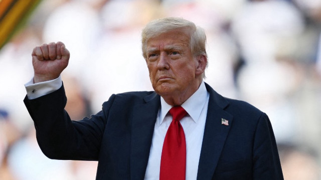Le président américain Donald Trump fait un geste lors de la cérémonie de remise des prix aux champions de la Coupe du monde des clubs de la FIFA 2025.