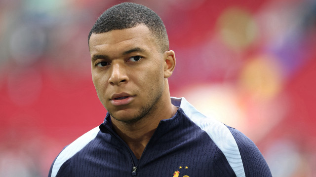 L'attaquant français Kylian Mbappe regarde avant le match de football des huitièmes de finale de l'UEFA Euro 2024 entre la France et la Belgique à la Duesseldorf Arena à Duesseldorf, le 1er juillet 2024. Le parquet de Paris a ouvert une enquête sur des chèques que Kylian Mbappé aurait fait à cinq policiers des Corps républicains de sécurité (CRS) français affectés à la Fédération française de football (FFF), pour d'éventuelles prestations privées irrégulières, ce que le joueur et capitaine de l'équipe de France de football conteste.