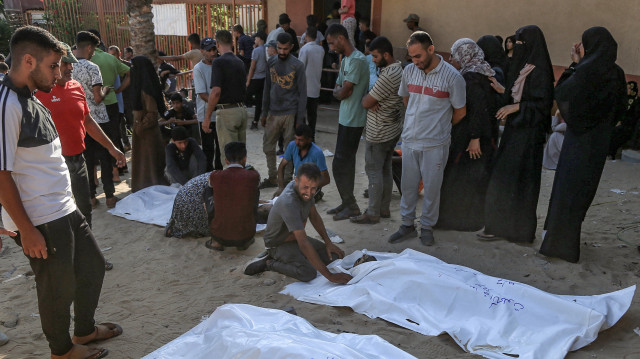 Des Palestiniens se recueillent devant les corps de victimes tuées à un point de distribution de nourriture dans le quartier Al-Tina de Khan Yunis, dans le sud de la bande de Gaza, à l'hôpital Nasser, le 19 juillet 2025. 