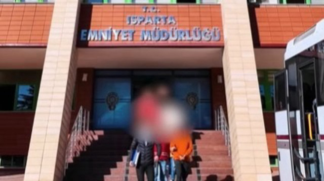 Toplamda 779 aranan şahsın yakalandığı çalışmalar kapsamında, kamu güvenliğinin sağlanmasına yönelik operasyonların aralıksız sürdürüleceği belirtildi.