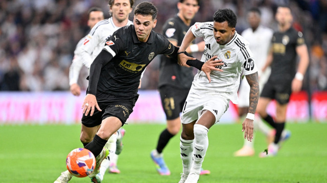 İspanya Birinci Futbol Ligi (La Liga) 30. hafta maçında, Real Madrid ile Valencia takımları Madrid'deki Santiago Bernabeu Stadı'nda karşı karşıya geldi. Karşılaşmada, Valencia takımının futbolcusu Enzo Barrenechea (solda), rakibi Rodrygo Goes (sağda) ile mücadele etti.

