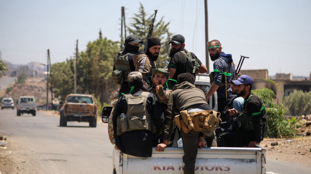 Des combattants tribaux et bédouins traversent la ville de Walga alors qu'ils se mobilisent au milieu d'affrontements avec des hommes armés druzes, près de la ville de Sweida, à majorité druze, dans le sud de la Syrie, le 19 juillet 2025. 