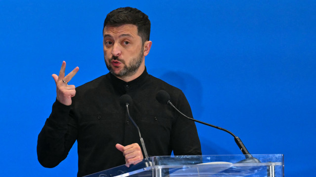 Le président ukrainien Volodymyr Zelensky s'adresse à la presse lors de la Conférence sur la reconstruction de l'Ukraine 2025 (URC2025) au Centre des congrès de Rome, le 10 juillet 2025.