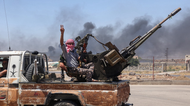 Des combattants bédouins et tribaux se déploient à l'entrée ouest du cœur druze de Sweida, en Syrie, le 18 juillet 2025.