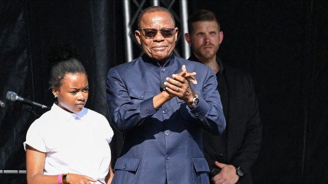 Le leader camerounais du Mouvement pour la Renaissance du Cameroun (MRC), principal parti d'opposition, et candidat à l'élection présidentielle, Maurice Kamto, arrive sur scène pour un discours devant des milliers de personnes réunies pour un meeting politique à six mois de l'élection présidentielle au Cameroun, sur la place de la République à Paris, le 31 mai 2025.