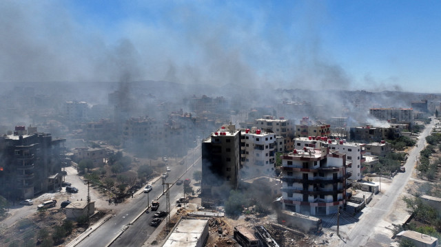 Cette vue aérienne montre de la fumée s'élevant dans la ville de Sweida, dans la province à majorité druze du sud de la Syrie, le 19 juillet 2025. Au moins 718 personnes ont été tuées dans la province de Sweida en Syrie, a déclaré un observateur de la guerre le 19 juillet, dans un bilan actualisé de près d'une semaine de violence dans le cœur de la minorité druze.