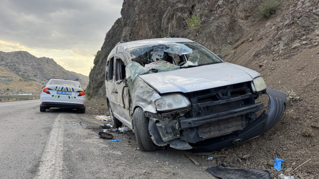 Yaralılar, ambulanslarla Yüksekova Devlet Hastanesi'ne kaldırıldı.