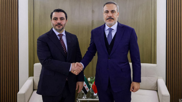 Cette photo diffusée par l'agence de presse arabe syrienne SANA montre le ministre syrien des Affaires étrangères Asaad Al-Shaibani (G) rencontrant le ministre turc des Affaires étrangères Hakan Fidan en marge des "Réunions de Riyad sur la Syrie" entre l'UE, les États arabes et la Türkiye, à Riyad, le 12 janvier 2025.