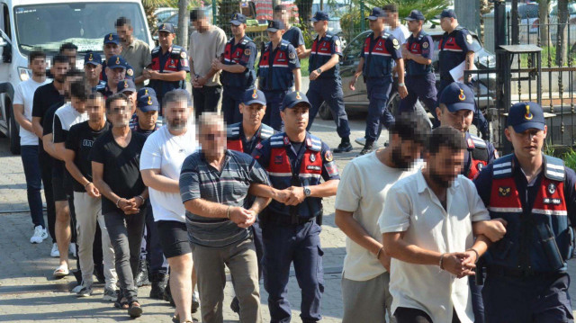 Şüphelilerden 33'ü çıkarıldıkları mahkemede tutuklandı, 5'i ise adli kontrol şartıyla serbest bırakıldı.