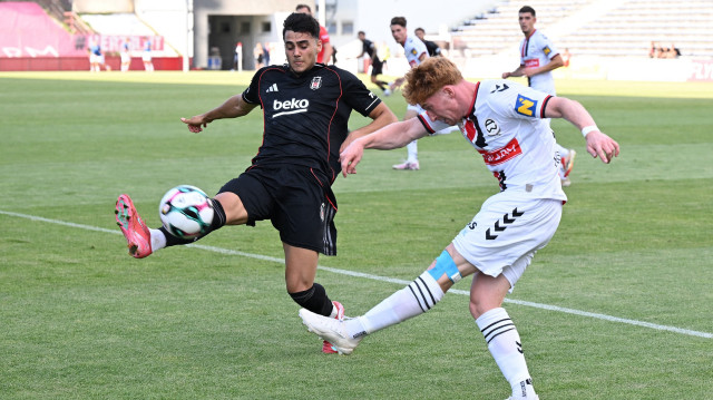 Beşiktaş, Avusturya'daki yeni sezon hazırlıkları kapsamında Admira Wacker ile Datenpol Arena'da özel maçta karşı karşıya geldi. Bir pozisyonda Admira Wacker oyuncusu Felix Holzhacker (sağda) ile Beşiktaş oyuncusu Mustafa Hekimoğlu (solda) mücadele etti.


