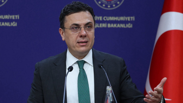 Le porte-parole du ministère, Oncu Keceli, lors d'une conférnece de presse.