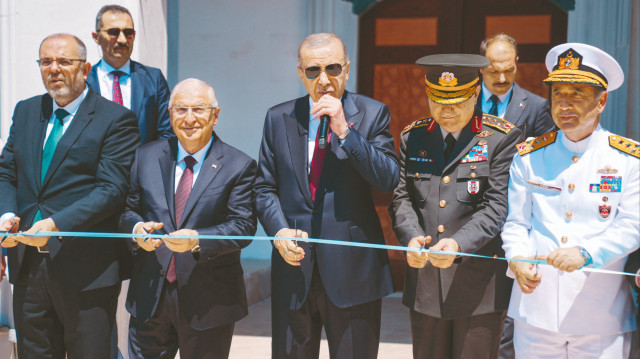 Törende, Milli Savunma Bakanı Yaşar Güler, Genelkurmay Başkanı Orgeneral Metin Gürak, Deniz Kuvvetleri Komutanı Oramiral Ercüment Tatlıoğlu ile Milli Savunma Üniversitesi Rektörü Prof. Dr. Erhan Afyoncu da yer aldı.