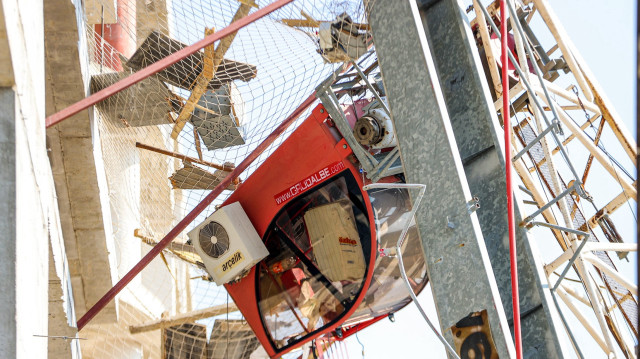 Bursa'da dün devrilen inşaat vincinin operatörünün kurtarılması için gerçekleştirilen çalışma cep telefonu kamerasınca görüntülendi.
