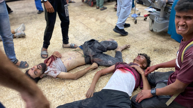 Des Palestiniens, blessés par des tirs alors qu'ils recevaient une aide humanitaire à Rafah, arrivent pour être soignés à l'hôpital Nasser de Khan Yunis, dans le sud de la bande de Gaza, le 3 juillet 2025. L'agence de défense civile de Gaza a déclaré que les forces israéliennes avaient tué au moins 69 personnes le 3 juillet, dont 15 lors d'une attaque contre une école abritant des Palestiniens déplacés par la guerre qui entre dans son 22e mois. Parmi elles, 38 personnes attendaient de l'aide humanitaire en trois endroits distincts du centre et du sud de la bande de Gaza. Il s'agit du dernier d'une série d'incidents meurtriers qui ont touché des personnes essayant de recevoir des fournitures rares.